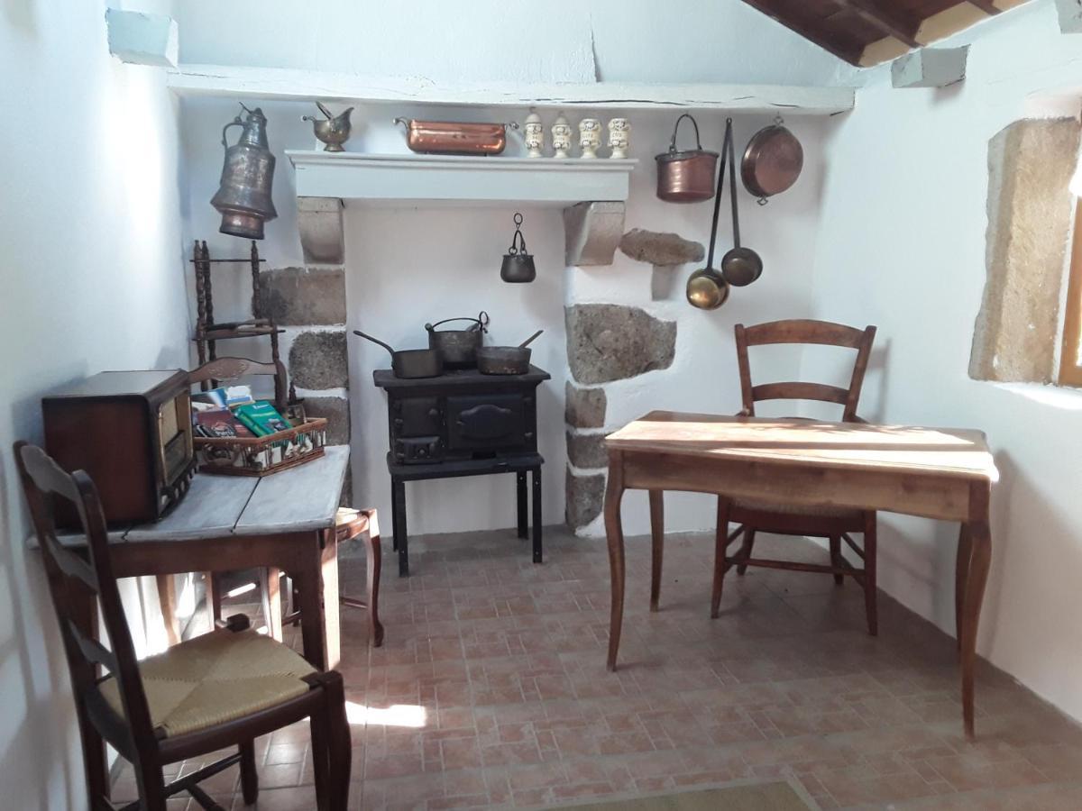 La Belle Ame Bed and Breakfast Saint-Priest-des-Champs Exteriör bild